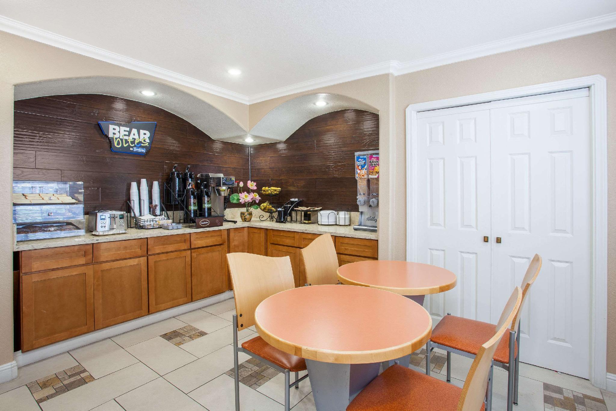 Motel Travelodge By Wyndham Yosemite Area 2*